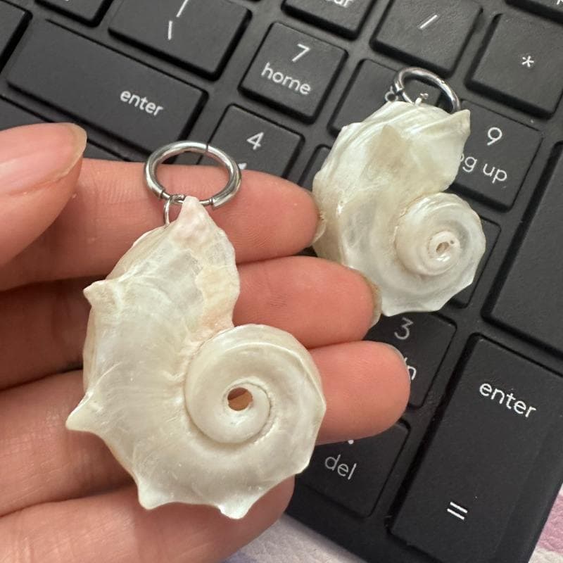 Белые асимметричные серьги-подвески