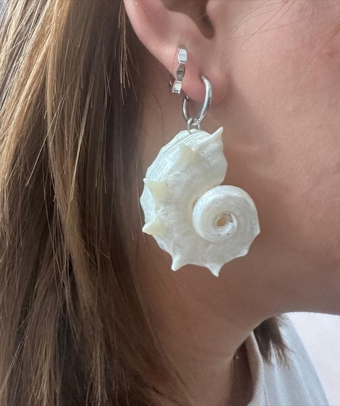 Белые асимметричные серьги-подвески