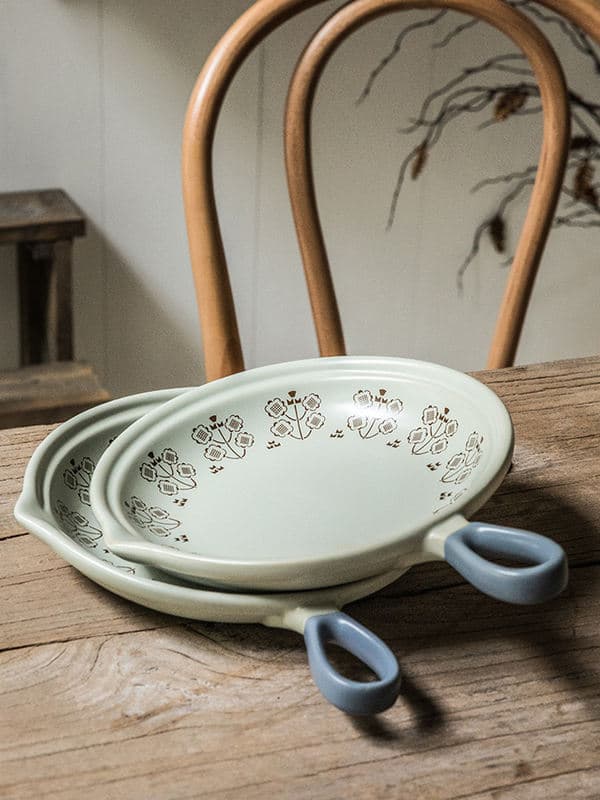 Белая керамическая сковорода ретро