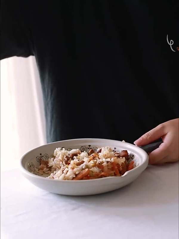 Белая керамическая сковорода ретро