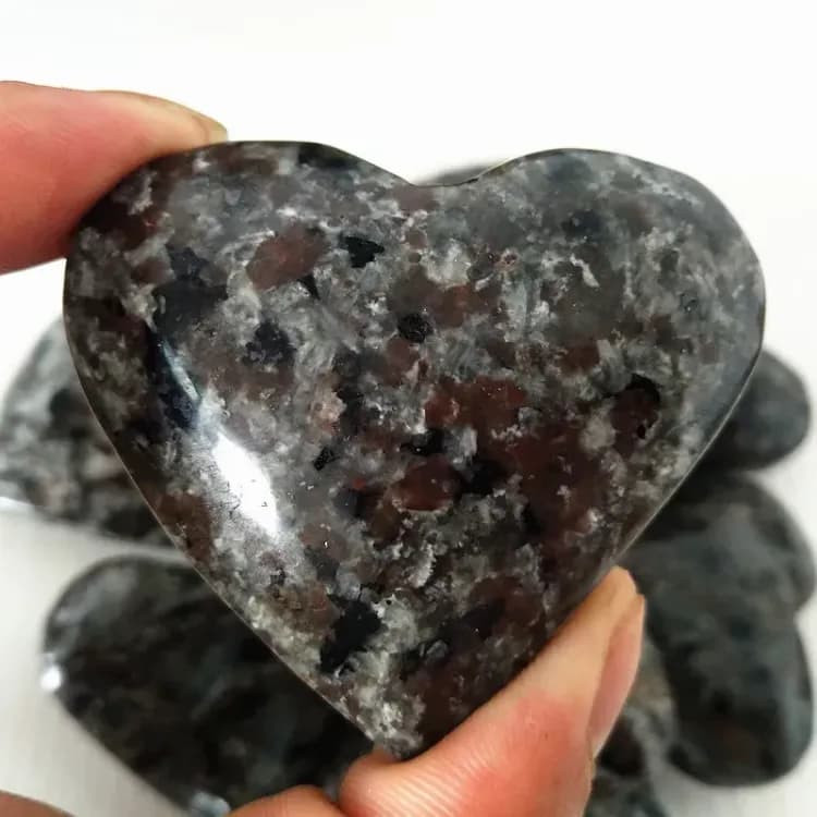 Yooperlite кристалл сердце светится УФ