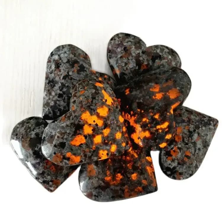 Yooperlite кристалл сердце светится УФ