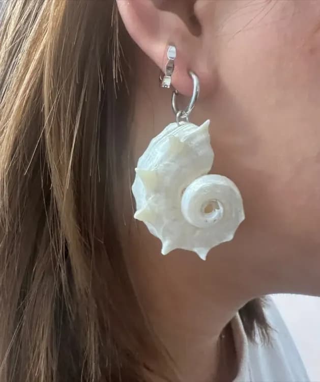 Белые асимметричные серьги-подвески