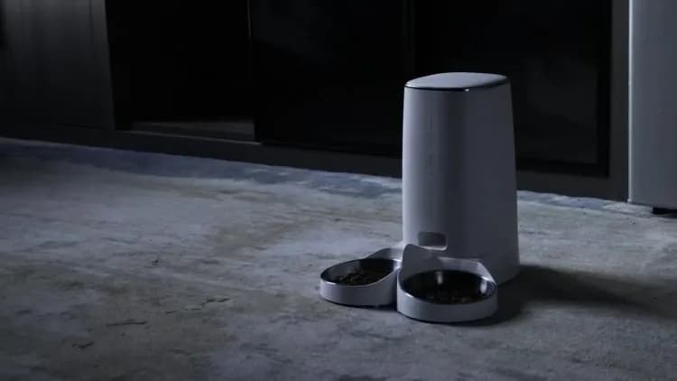 Автоматическая кормушка ROJECO 4л белая