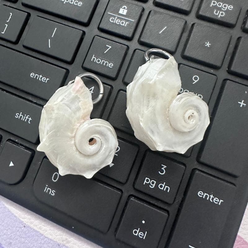 Белые асимметричные серьги-подвески