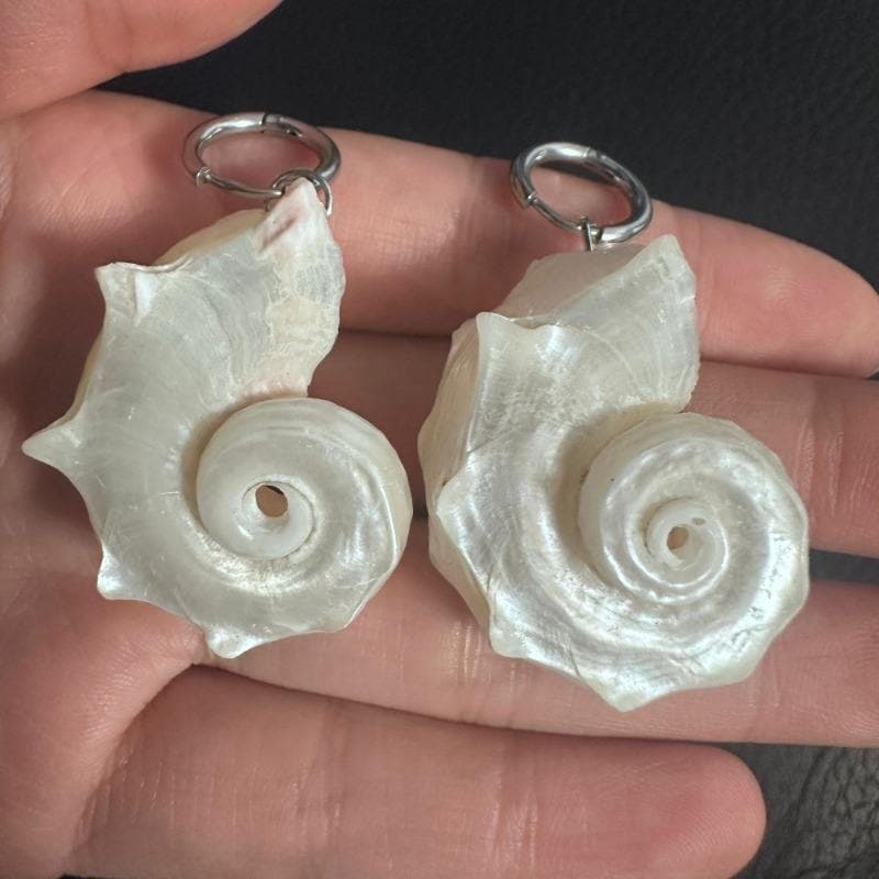 Белые асимметричные серьги-подвески