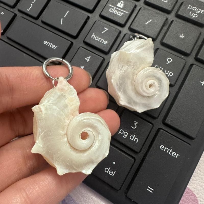 Белые асимметричные серьги-подвески