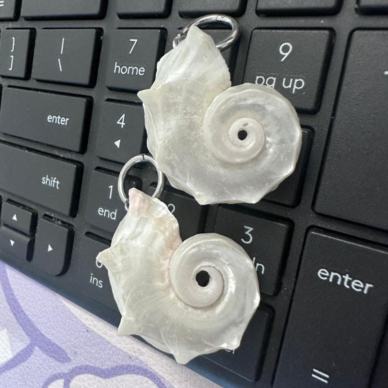 Белые асимметричные серьги-подвески