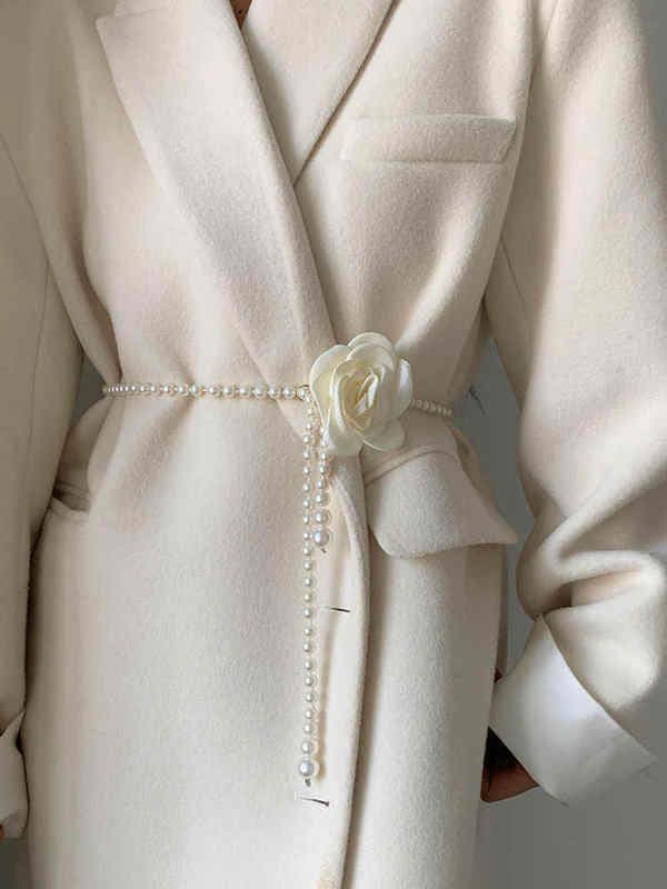 Женский декоративный пояс с камелией