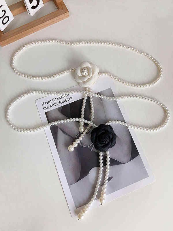 Женский декоративный пояс с камелией