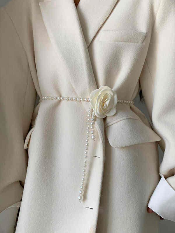 Женский декоративный пояс с камелией